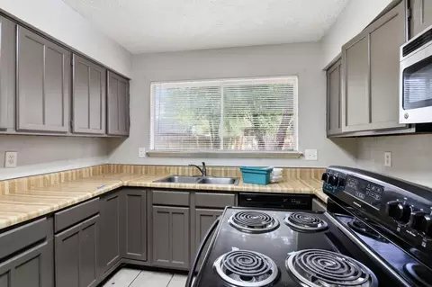 Kitchen - 4118 Pinebridge Ln, Spring, TX 77388 photo 2 of 3