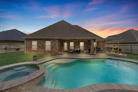 305 Poppy St, Lake Jackson, TX 77566