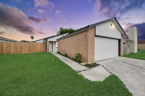 5212 Willowview Dr, Baytown, TX 77521