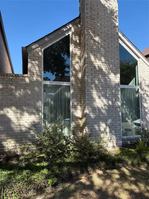 9590 Doliver Dr, Houston, TX 77063