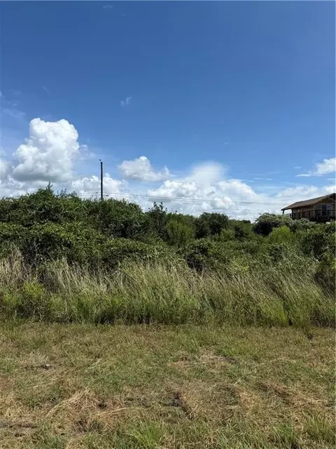 148 W Glen Oak Ln, Rockport, TX 78382