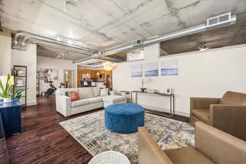 1901 Post Oak Blvd #303, Houston, TX 77056