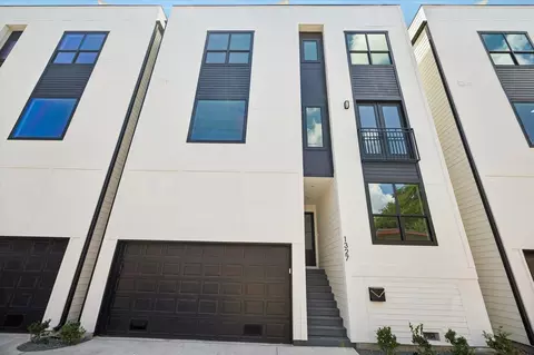 1327 W 22nd St, Houston, TX 77008