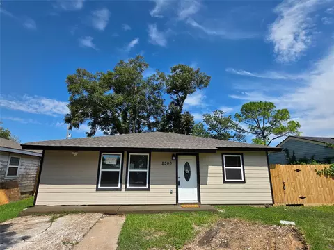 2306 19th Ave N, Texas City, TX 77590