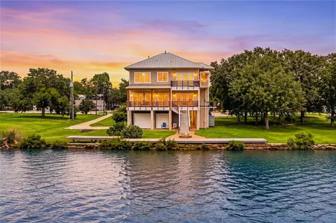 814 Hall Ave, Seabrook, TX 77586