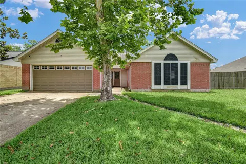 3 Chuckwagon Ct, Angleton, TX 77515