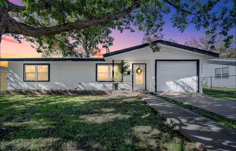 804 N Milam St, Fredericksburg, TX 78624