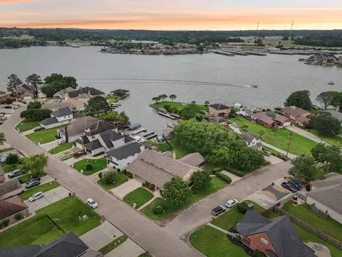 9243 Deepwater Dr, Montgomery, TX 77356