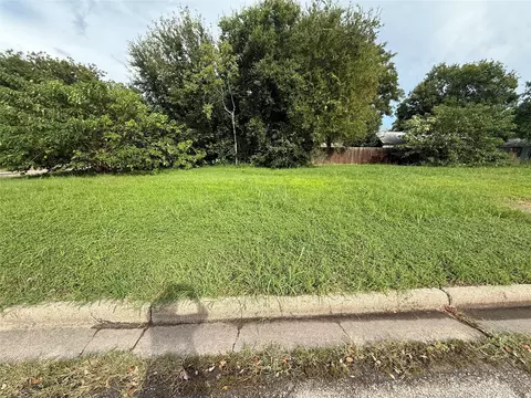 116 118 8th St N, Texas City, TX 77590