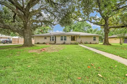 115 Southern Oaks Dr, Lake Jackson, TX 77566