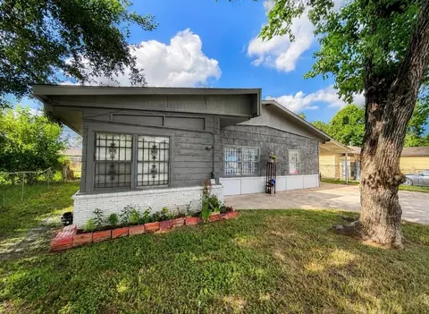 9113 Oak Knoll Ln, Houston, TX 77078