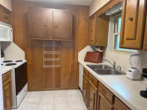 Kitchen - 192 Sam Houston Loop, Point Blank, TX 77364 photo 2 of 2