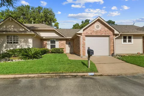 702 W Country Grove Cir, Pearland, TX 77584