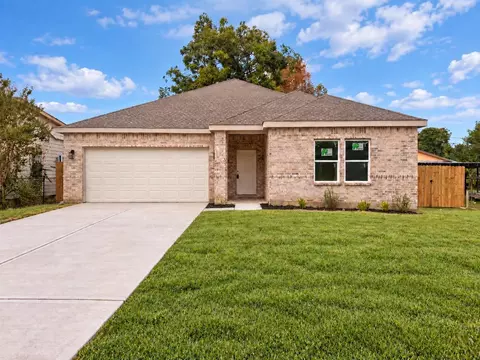 320 Briarwood Dr, Baytown, TX 77520