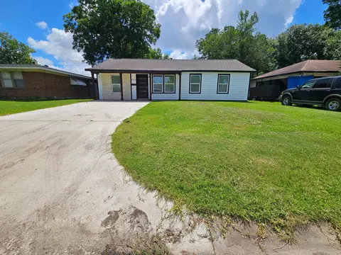 2129 Raspberry Ln, Pasadena, TX 77502