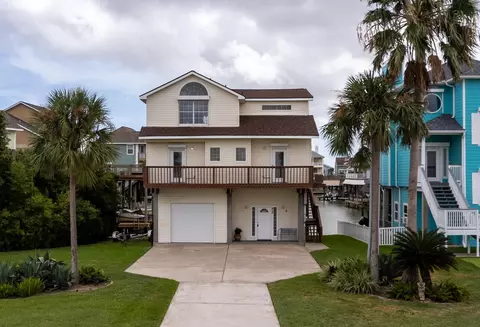 915 Tiki Dr, Tiki Island, TX 77554