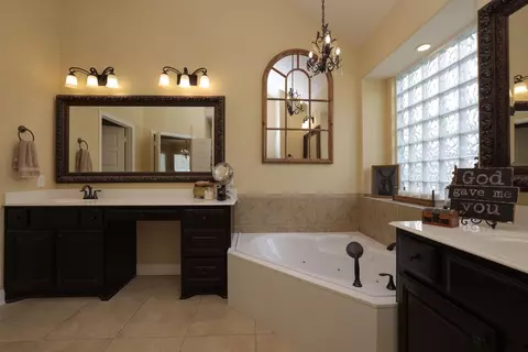 Bath - 1547 Ruby Dr, Willis, TX 77378 photo 2 of 8