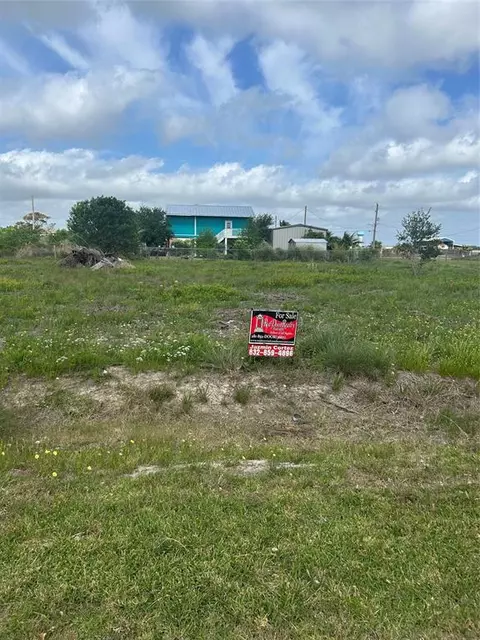 802 17th St, San Leon, TX 77539