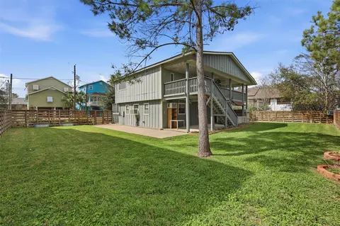221 Oak Rd, Clear Lake Shores, TX 77565