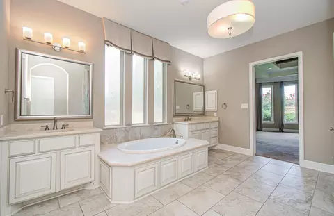 Bath - 2726 Kingston Bluff Ln, Katy, TX 77494 photo 6 of 10