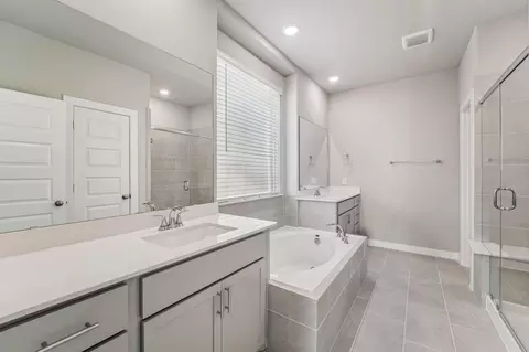 Bath - 2818 Clapbread Ln, Rosenberg, TX 77471 photo 2 of 5