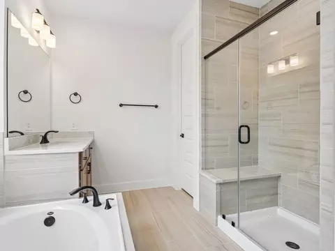 Bath - 2818 Clapbread Ln, Rosenberg, TX 77471 photo 2 of 2