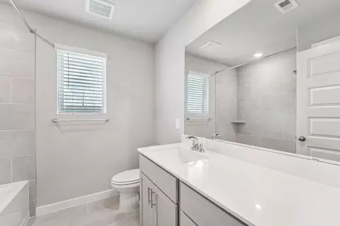 Bath - 2818 Clapbread Ln, Rosenberg, TX 77471 photo 3 of 5
