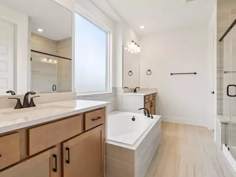 Bath - 2818 Clapbread Ln, Rosenberg, TX 77471 photo 1 of 2