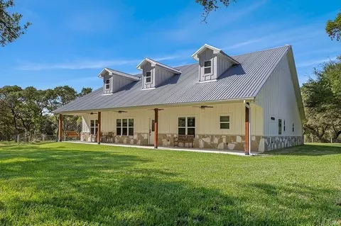 1800 County Road 122, Hallettsville, TX 77964