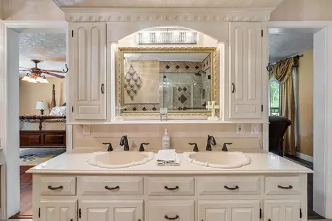 Bath - 545 Robert E Lee Dr, Conroe, TX 77302 photo 2 of 5