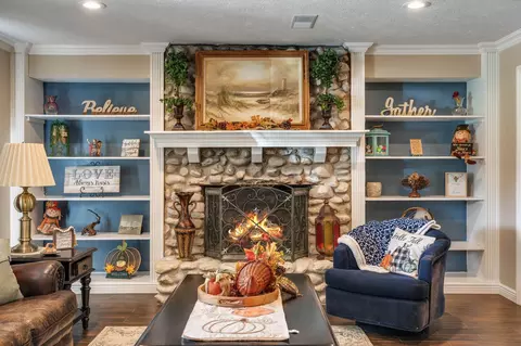 Living - 545 Robert E Lee Dr, Conroe, TX 77302 photo 2 of 6