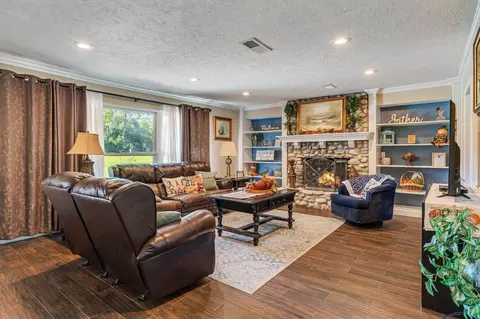Living - 545 Robert E Lee Dr, Conroe, TX 77302 photo 1 of 6