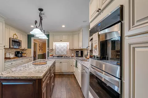Kitchen - 545 Robert E Lee Dr, Conroe, TX 77302 photo 4 of 6