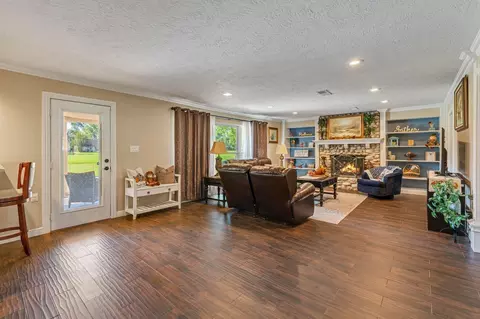 Living - 545 Robert E Lee Dr, Conroe, TX 77302 photo 4 of 6