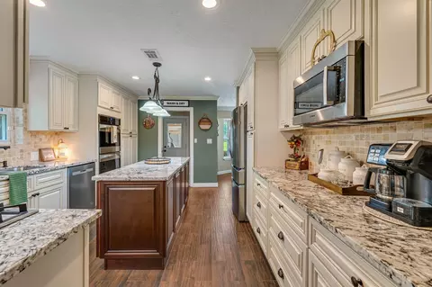 Kitchen - 545 Robert E Lee Dr, Conroe, TX 77302 photo 2 of 6