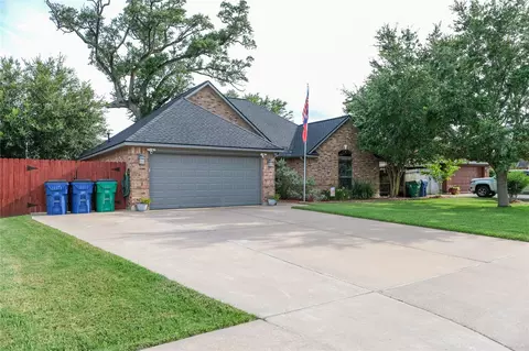 104 Hummingbird Ct, Richwood, TX 77566