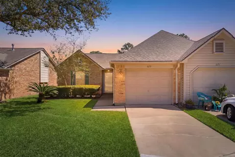 623 E Country Grove Cir, Pearland, TX 77584