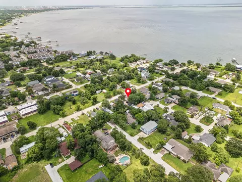 135 Pine Bluff St, La Porte, TX 77571