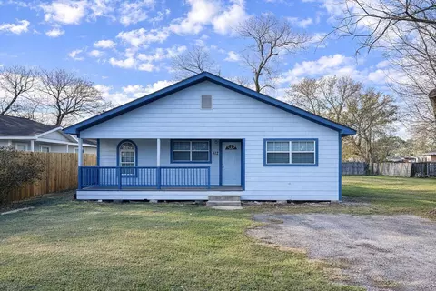 612 Harvey St, Clute, TX 77531