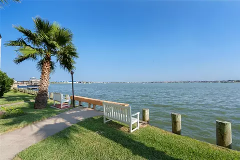 4001 Nasa Pkwy #213, El Lago, TX 77586