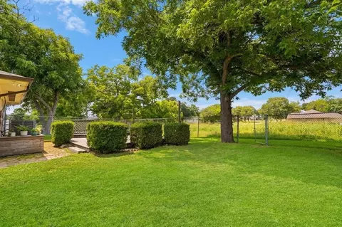 Exterior - 526 14th St, Hempstead, TX 77445 photo 7 of 8