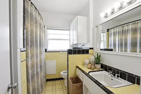 Bath - 526 14th St, Hempstead, TX 77445 photo 1 of 4