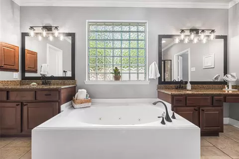 Bath - 2167 Summit Mist Dr, Conroe, TX 77304 photo 3 of 6
