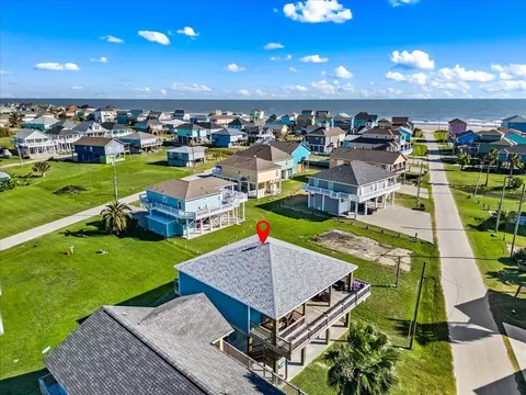940 Driftwood Dr, Crystal Beach, TX 77650