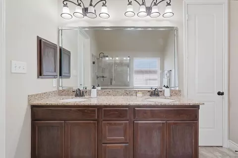 Bath - 127 Deerchase Dr, Conroe, TX 77384 photo 2 of 5