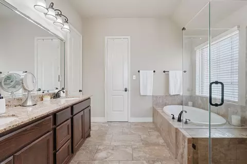 Bath - 127 Deerchase Dr, Conroe, TX 77384 photo 1 of 5