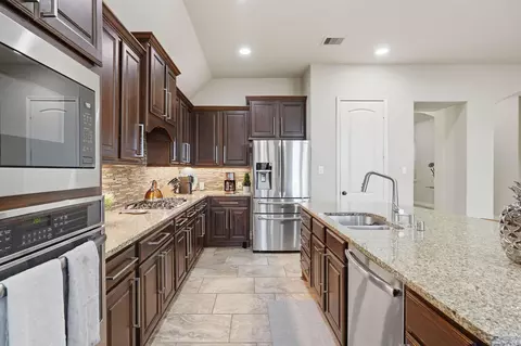 Kitchen - 127 Deerchase Dr, Conroe, TX 77384 photo 3 of 3