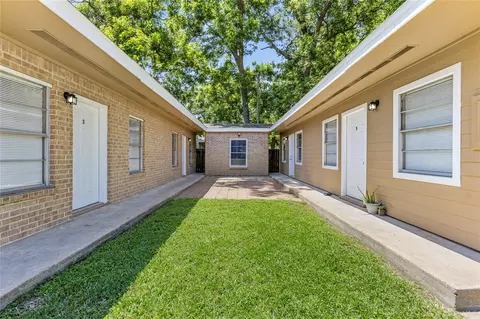 1001 W Lobitt St, Alvin, TX 77511