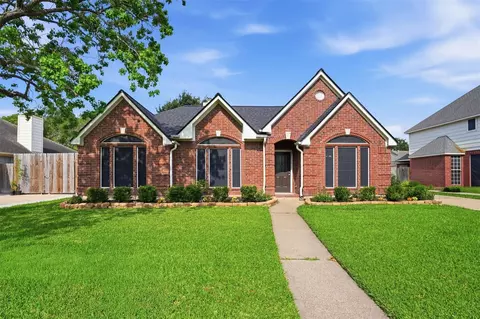 4015 Lakepointe Forest Dr, Seabrook, TX 77586