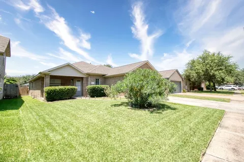 7911 Pelican Ln, Baytown, TX 77523